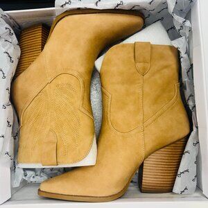 Qupid western tan distress nubuck slip on boot NWT size 9